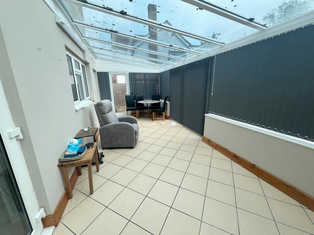 Lot: 102 - SEMI-DETACHED HOUSE FOR INVESTMENT OR OWNER-OCCUPATION - Spacious conservatory with dining area & doors to rear garden